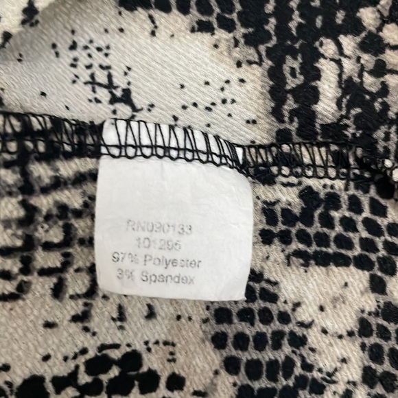 KENDALL & KYLIE loose neck Tanktop with snakeskin design in women’s size small. - Picture 9 of 9